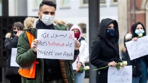 F­i­l­i­s­t­i­n­l­i­l­e­r­d­e­n­ ­F­r­a­n­s­a­­n­ı­n­ ­İ­s­l­a­m­ ­K­a­r­ş­ı­t­ı­ ­T­u­t­u­m­u­n­a­ ­P­r­o­t­e­s­t­o­